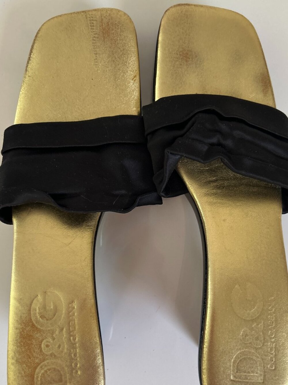 D&G DOLCE & GABBANA BLACK SANDALS GOLD INTERIOR SIZE 38.5 (8.5US)